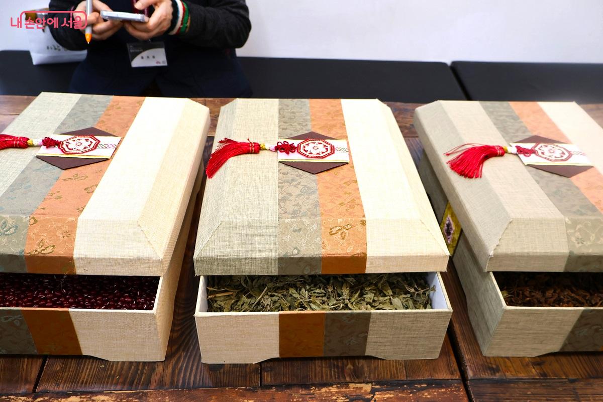 주머니 안에 팥, 박하, 팔각 등을 넣어 한방 안대를 만든다. &copy;이봉덕