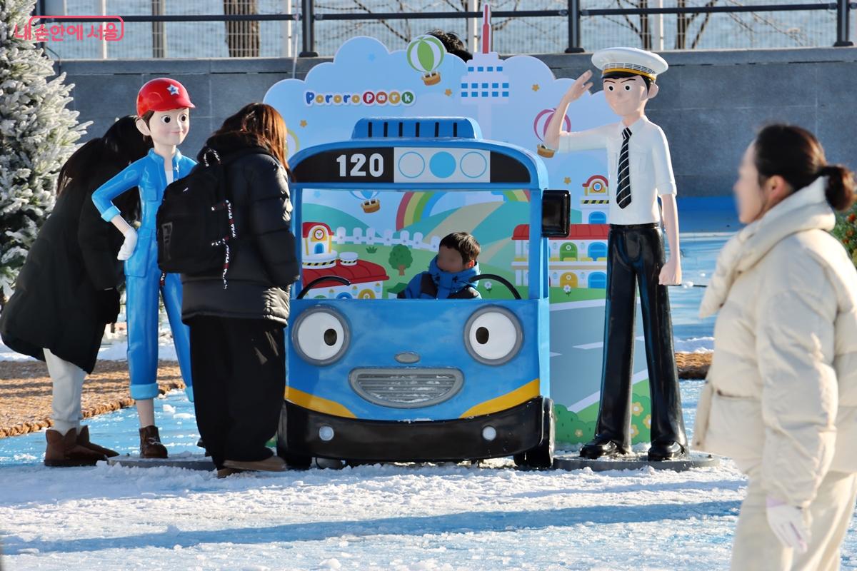 타요 위에 올라 포즈를 취하며 겨울의 설렘을 사진에 담고 있다. &copy;정향선