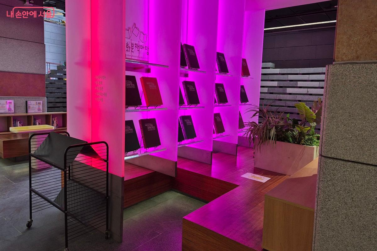 광화문 라운지에서는 누구나 쉽게 책을 접할 수 있다. ©권수진