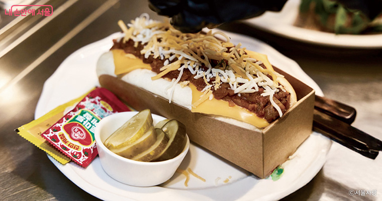 간편하면서도 든든한 몬트리올 칠리도그.
