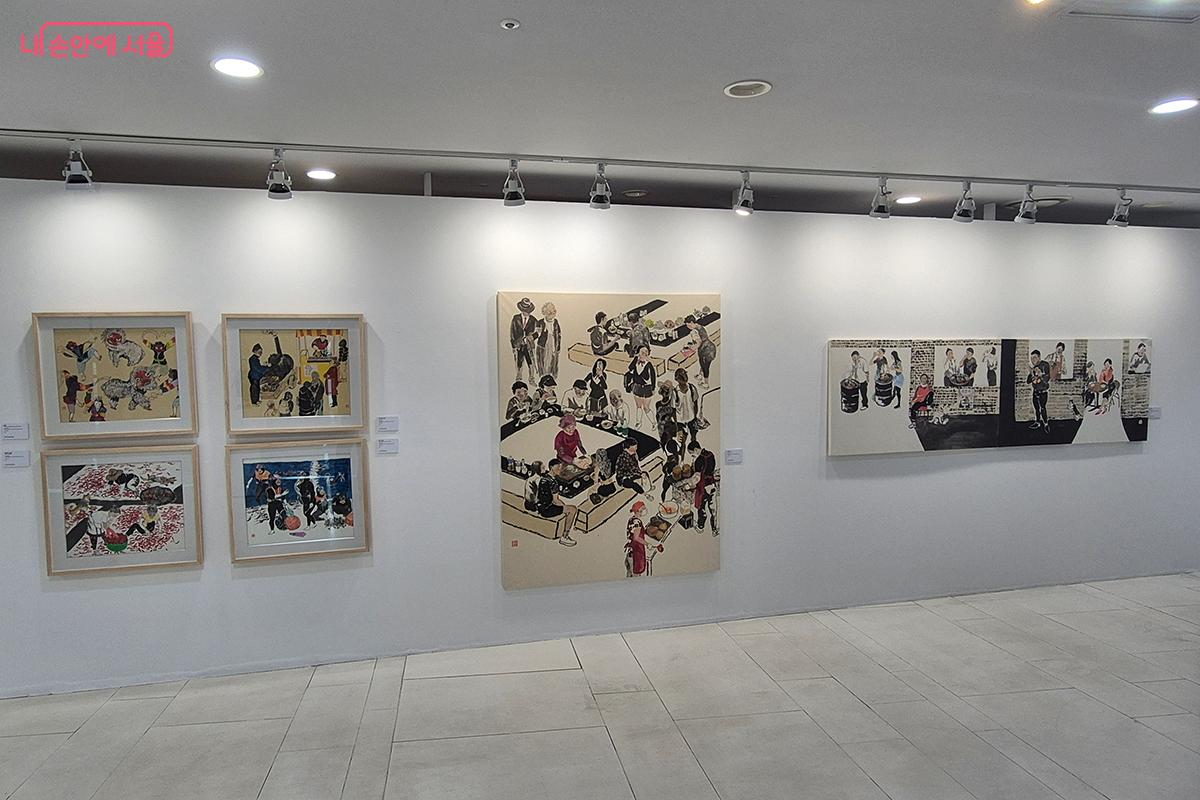 수묵담채로 그려진 &lsquo;가는 정 오는 정&rsquo;, &lsquo;땀 빼는 날&rsquo; 속 인물들의 표정은 영락없는 우리 이웃의 모습을 하고 있다. &copy;이혜숙