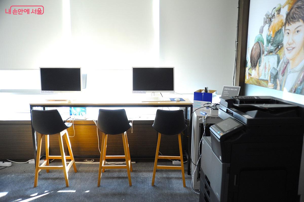 쉼터에서는 전자기기와 사무용 기기 사용도 가능하다. &copy;조수봉