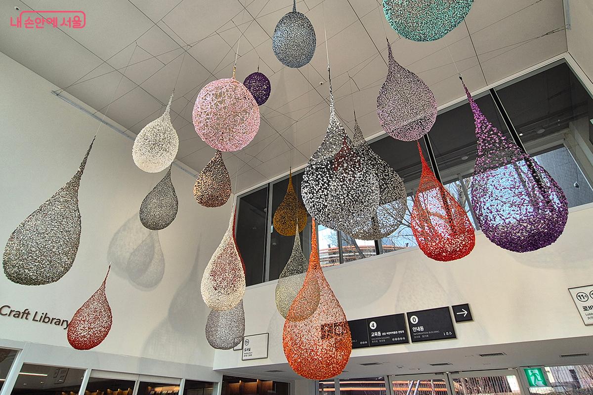 그의 시그니처, 철사를 구부리고 엮어 만든 '철사 구조물'들은 바람에 흩날리는 꽃잎처럼 가볍고 서정적이다. &copy;이혜숙