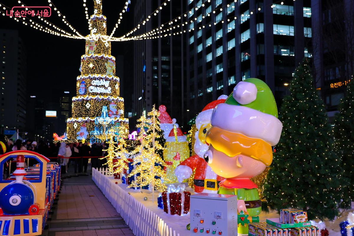 대형 크리스마스트리와 아이들을 태워주는 미니 기차가 들어섰다. &copy;박성환 