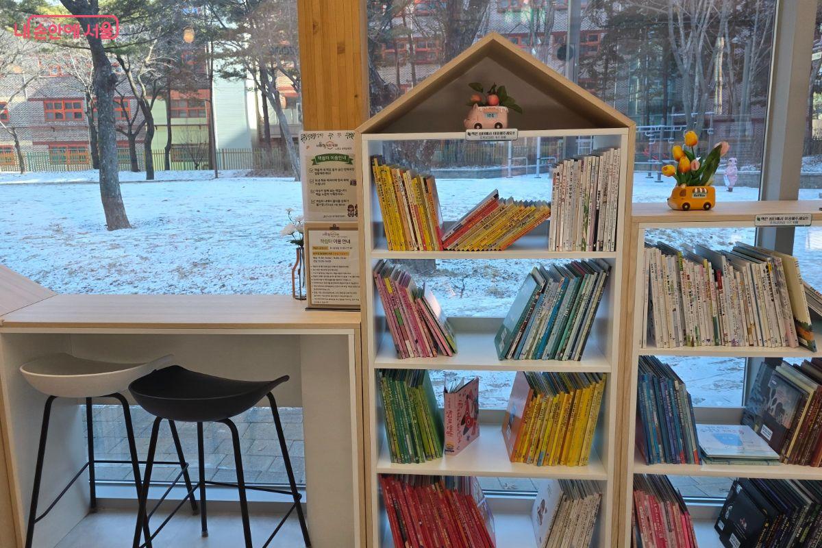 영유아를 위한 다양한 책이 마련되어 있어 고르는 재미가 있다.