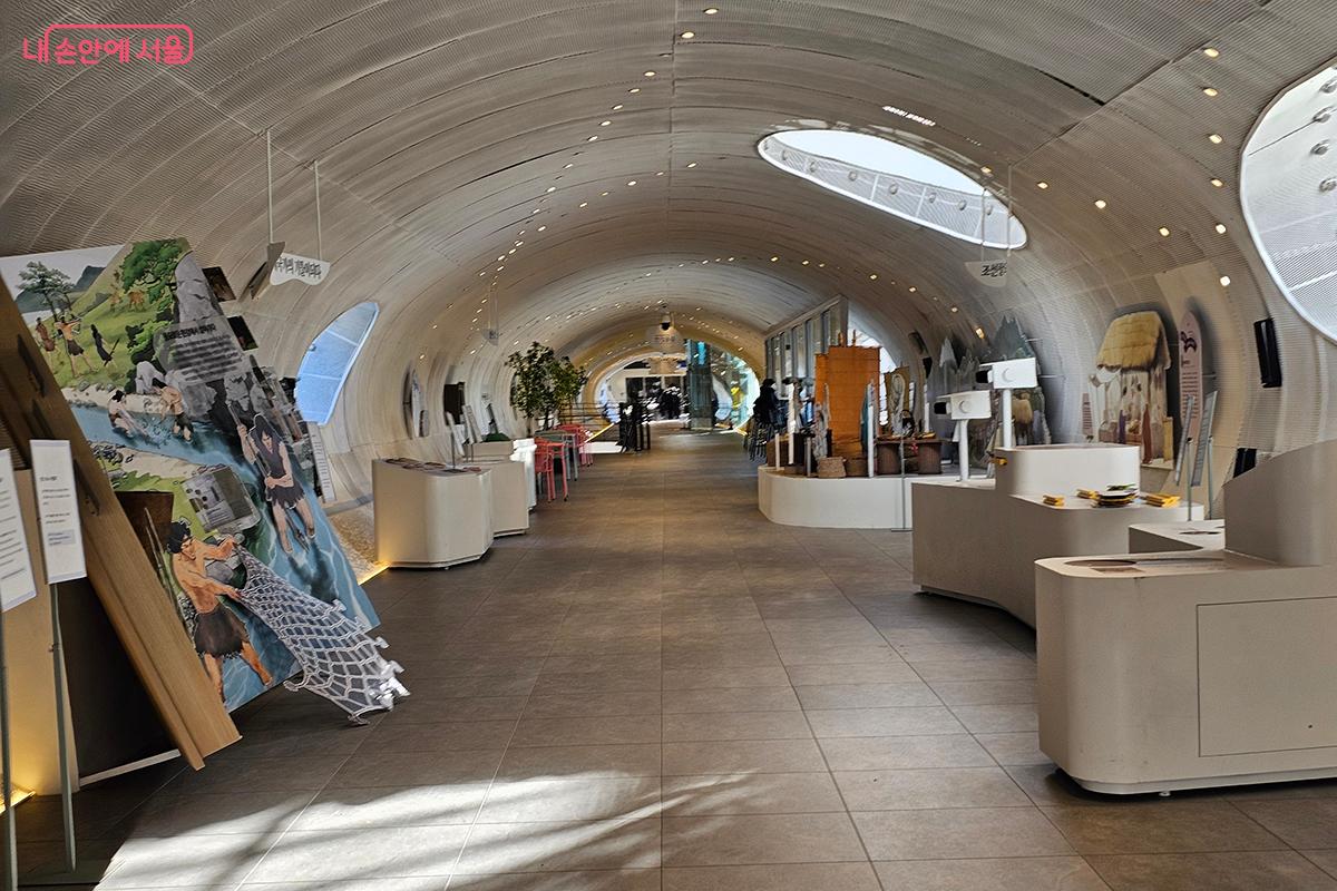 뚝섬 자벌레의 긴 실내 통로를 따라 조성된 &lsquo;한강플플&rsquo; 1층 '파크뷰 라운지' &copy;이혜숙