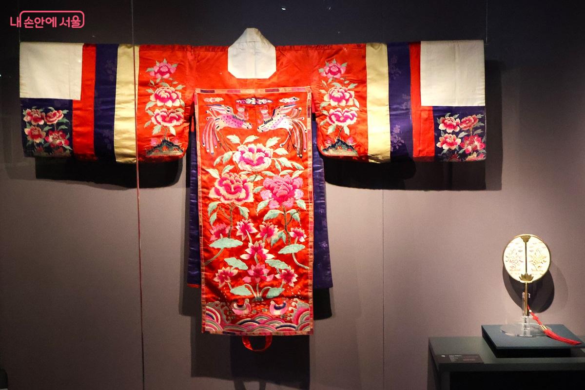 조선시대 왕실 여성 혼례복 활옷, 뜻을 다해 백성을 살펴라는 염원을 담아 자수를 놓았다. &copy;이봉덕