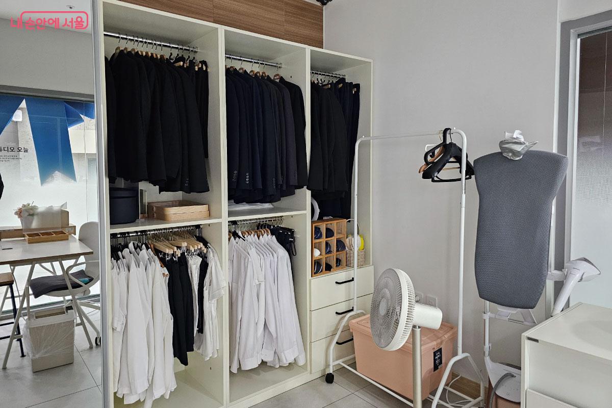 다양한 정장들이 갖춰져 있다. &copy;홍혜수