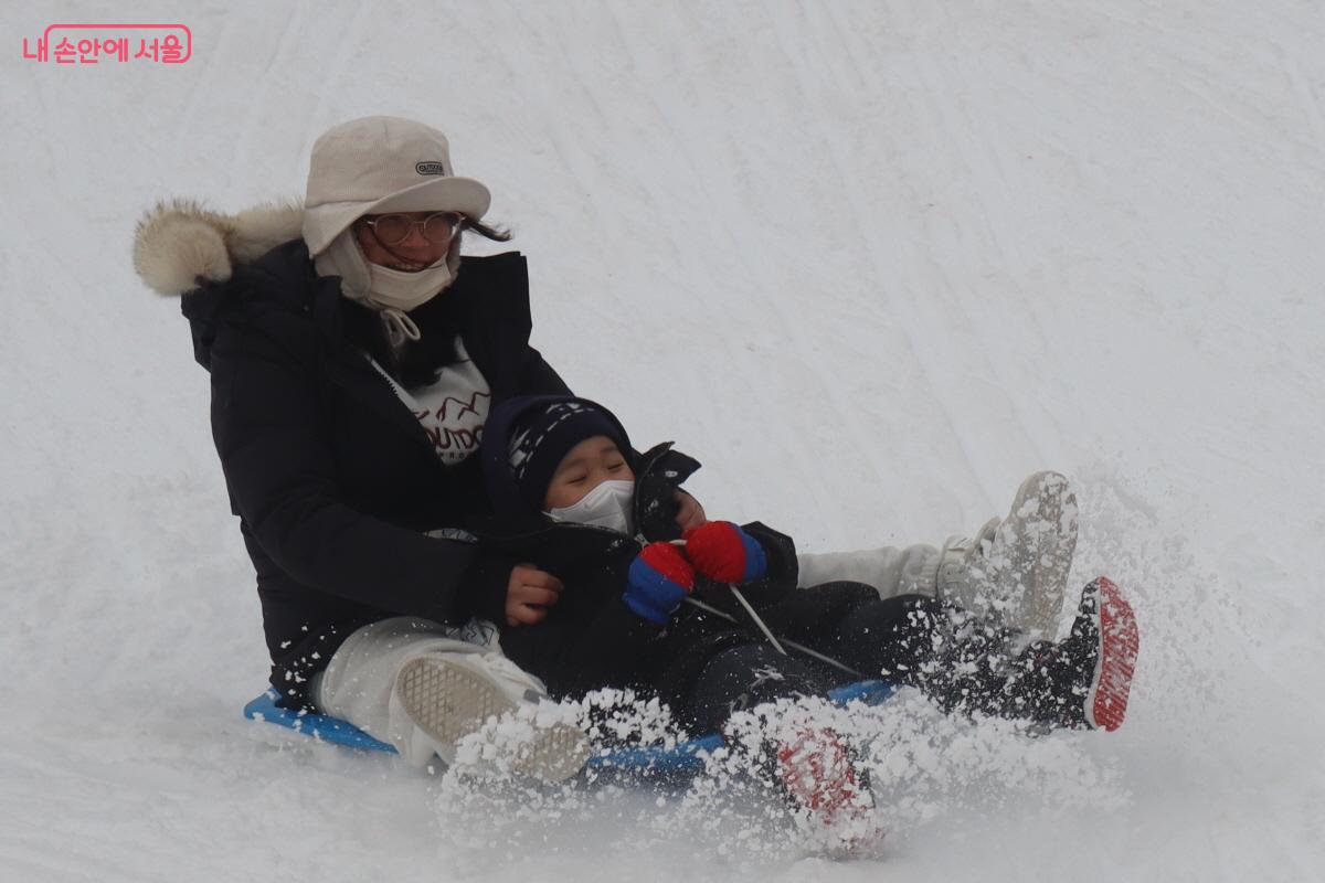 아이들에게는 잊지 못할 추억으로 남을 여의도 눈썰매장 &copy;조수연