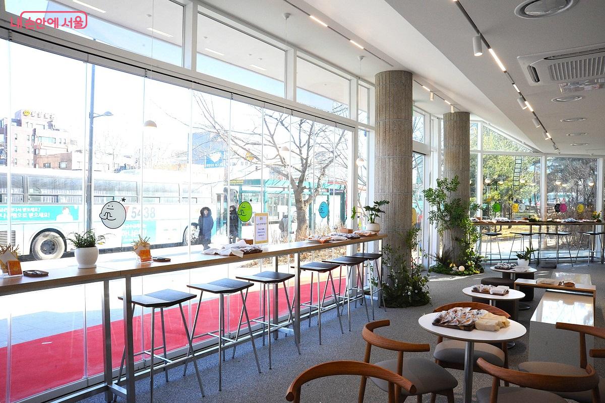 강남대로 쪽으로 통창을 설치해 개방감을 높힌 소원카페 내부 &copy;조수봉
