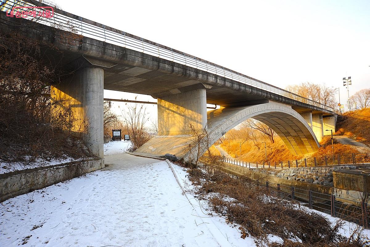 &lsquo;고덕천 라운지&rsquo;에서 본 고덕천교 &copy;조수봉