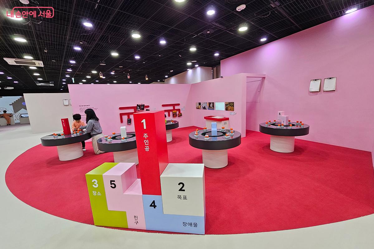 그림책의 창의적인 이야기를 오감으로 체험하고, 상상력을 펼쳐 보는 전시다. &copy;백승훈