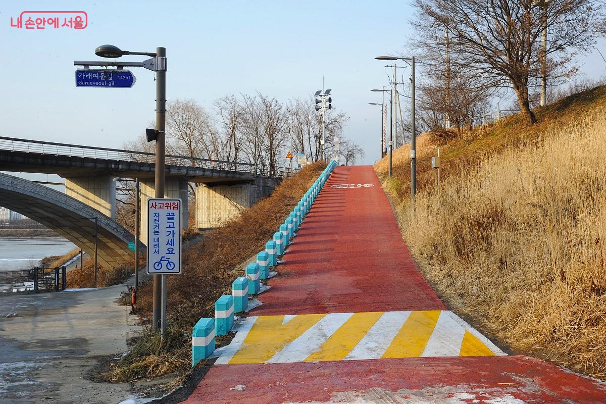 고덕천에서 한강으로 이어지는 동선에는 안내 사인과 경관 조명을 설치했다. &copy;조수봉