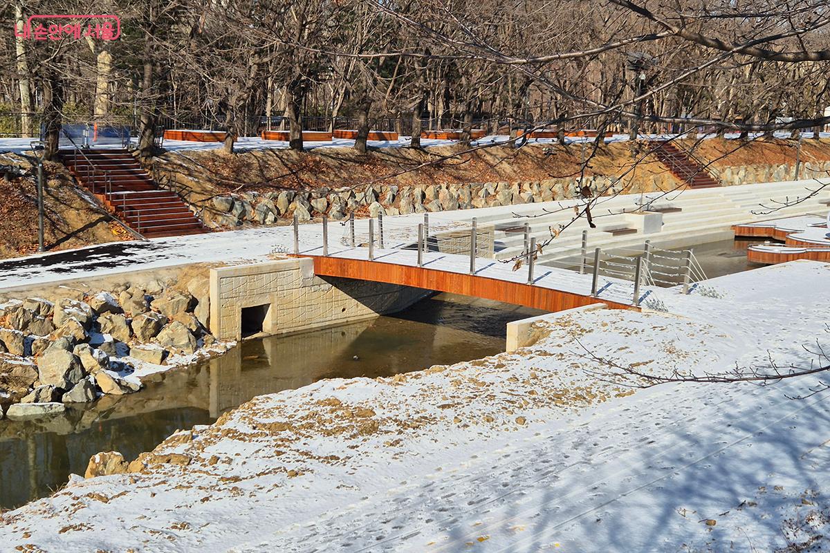 눈 덮인 여의천을 지나 매헌공원과 연결해주는 다리 전경 ©이혜숙