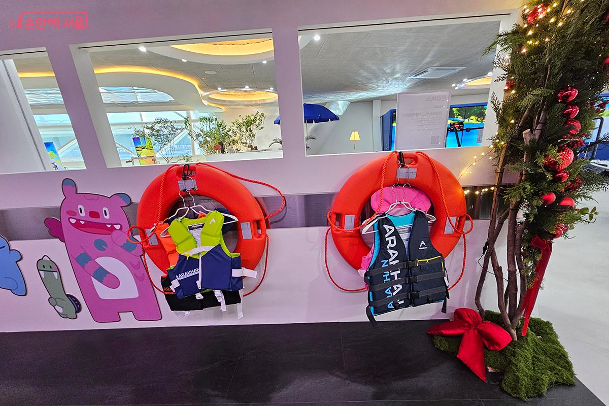 체험 시설 내 비치된 해치와 친구들 모형의 안전 장비들이 눈길을 끈다. &copy;이혜숙