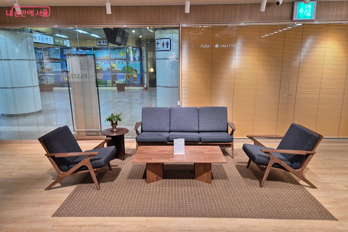 어린이대공원역 독서 라운지는 바쁜 일상 속 소중한 안식처가 되어 줄 것이다. &copy;이혜숙 