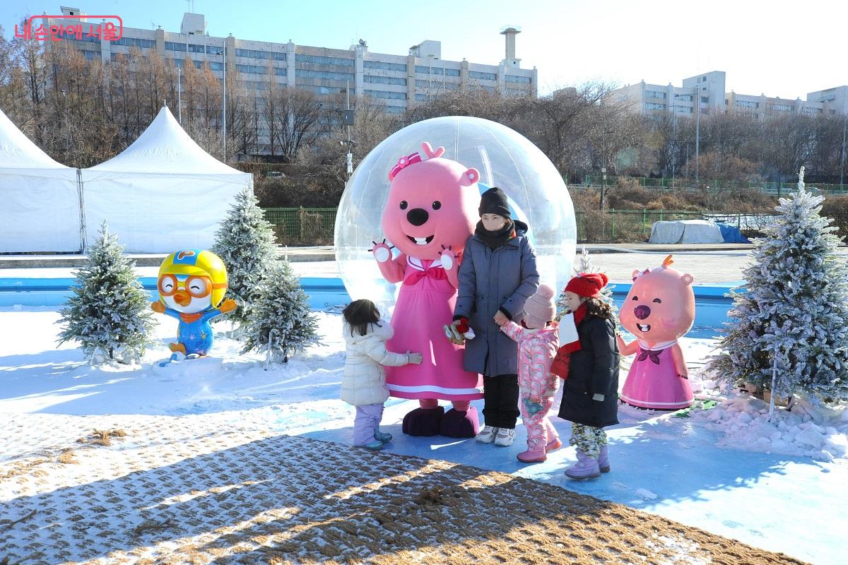 뽀로로 빌리지는 캐릭터와 함께하는 포토존이기도 하다. &copy;조수봉