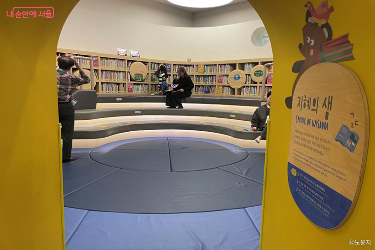 연령별, 주제별로 엄선된 도서들이 비치되어 있어 아이들이 쉽게 책을 찾아 읽을 수 있다.