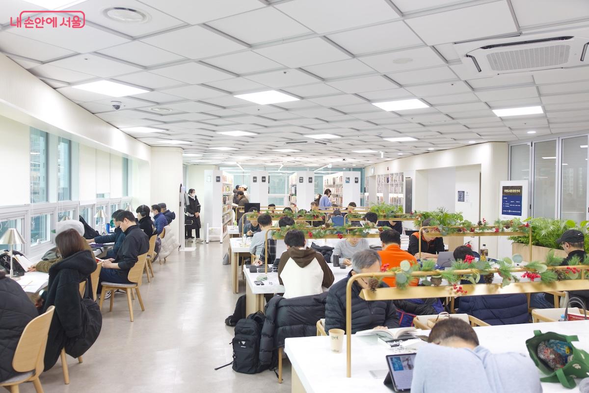 개관 후, 지역 주민들의 열렬한 사랑과 관심을 받고 있는 우면도서관 &copy;임중빈