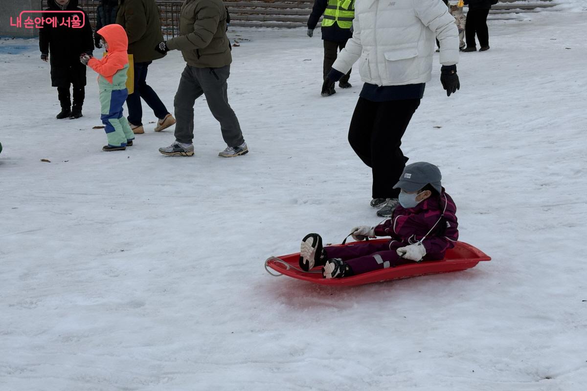 아빠와 함께 눈썰매를 타는 아이. &copy;조송연