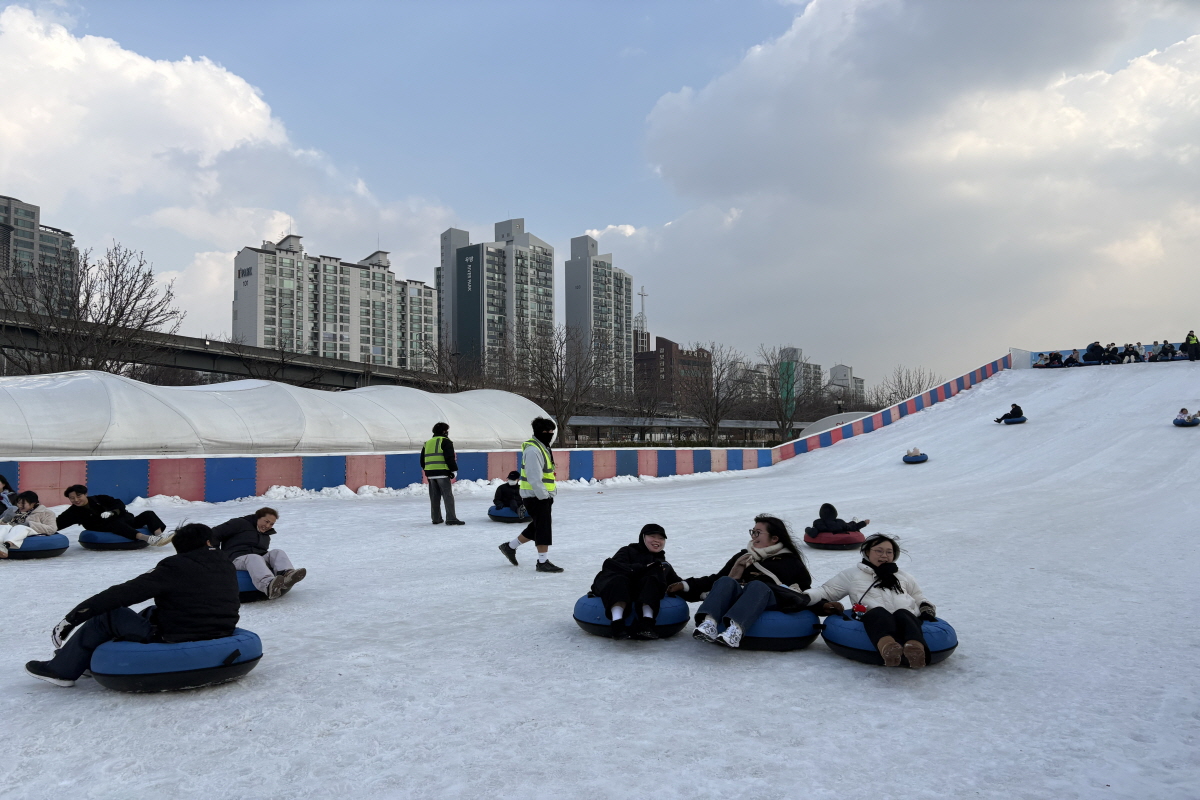 도심 속 겨울 놀이터! 한강 눈썰매장&middot;서울광장 스케이트장