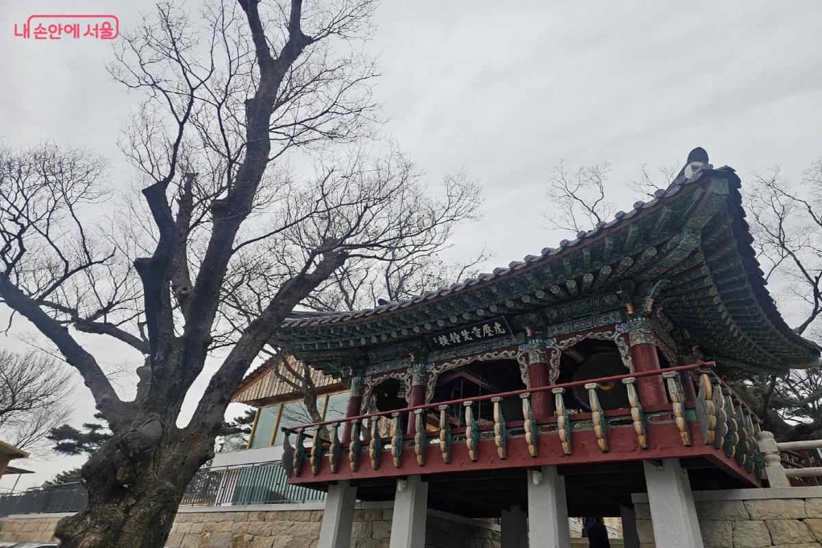 조선 건국 설화를 간직한 호암산 호압사로 들어서는 입구 &copy;김도희