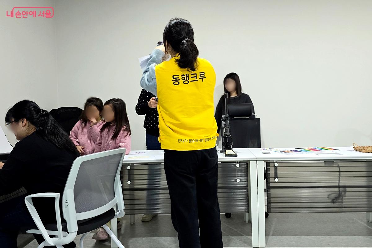 노란색 조끼를 입은 동행크루가 도움을 주고 있다. ©김윤경