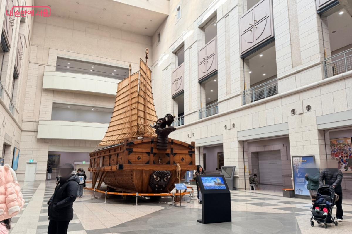 이순신 장군의 거북선 모형을 살펴볼 수 있다.