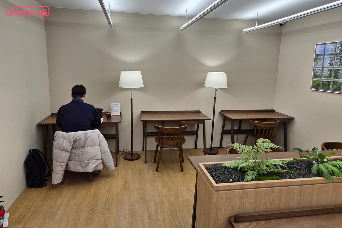 독서 라운지 안의 조용하고 은은한 조명이 독서와 스터디에 최적인 환경을 만들어 준다. &copy;이혜숙