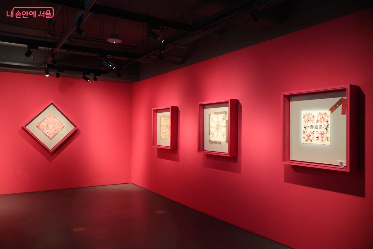 보자기의 크기와 소재, 구성 방법 등의 차이와 보자기의 다양한 용도를 소개하고 있다. &copy;이봉덕