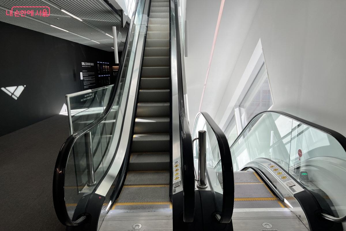 내부 층간 이동은 에스컬레이터로 연결된다. &copy;박지영