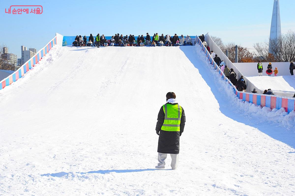 눈썰매장에는 진행요원이 배치돼 안전 관리를 하고 있다. ©조수봉