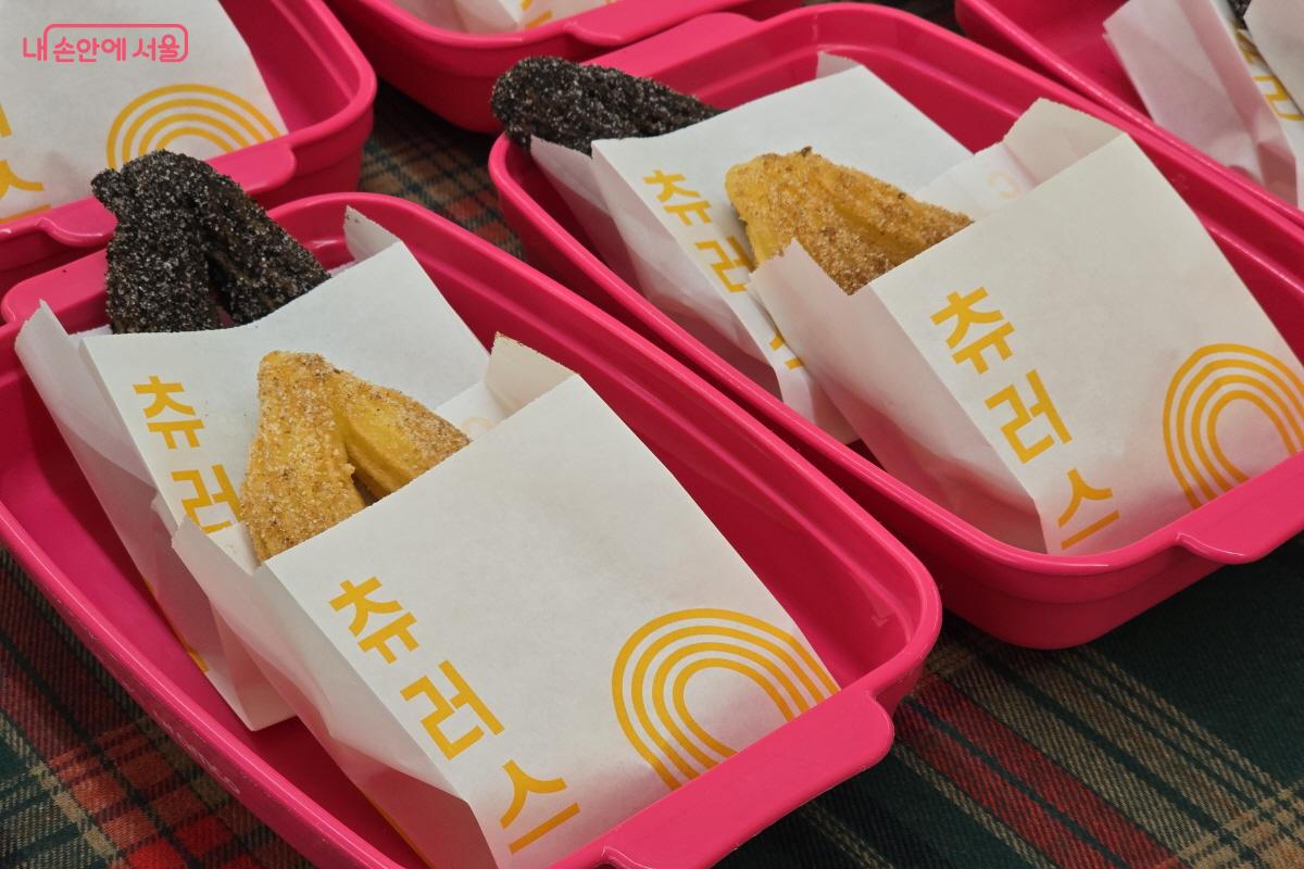 간식 매대 옆 카페에서 판매 중인 츄러스. &copy;조송연