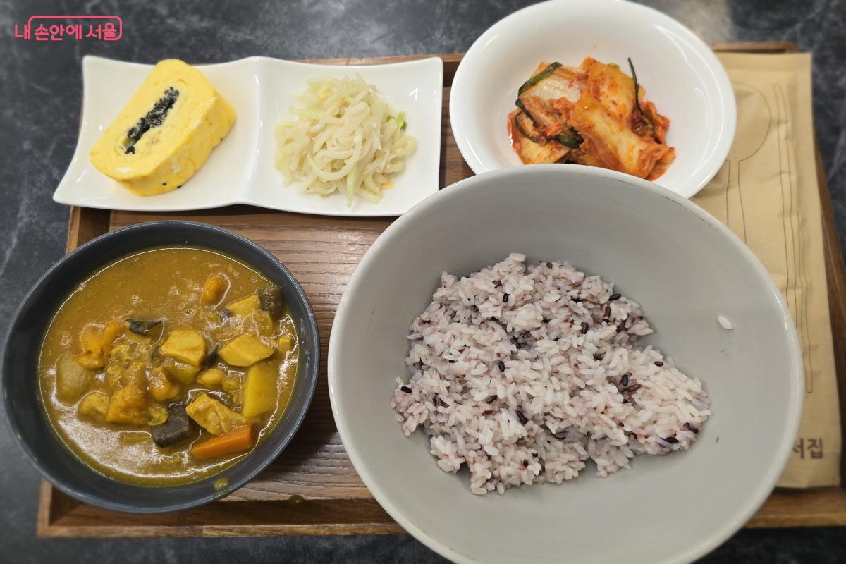 흑미밥과 카레 &copy;조수연