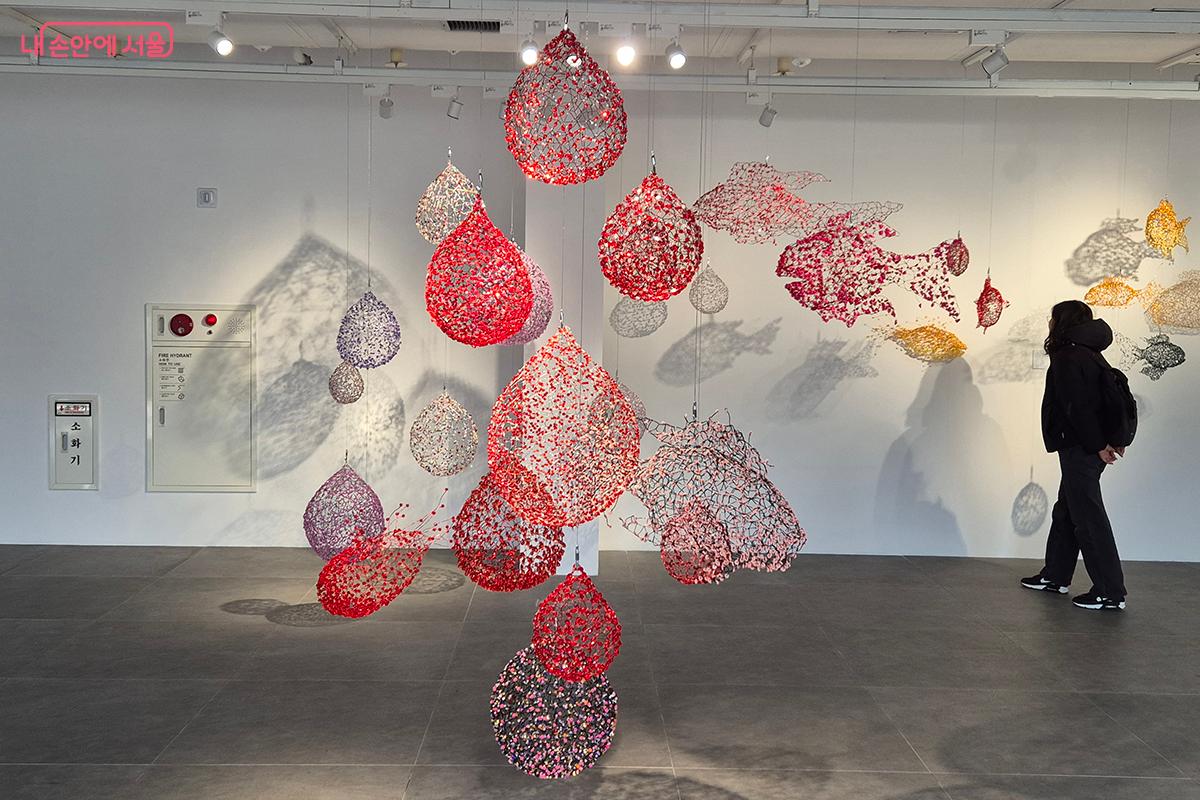 작가가 수만 번 손을 움직여 철사를 꼬고 비즈를 꿰어 만든 작품들은 마치 살아 움직이는 수묵화 같다. &copy;이혜숙