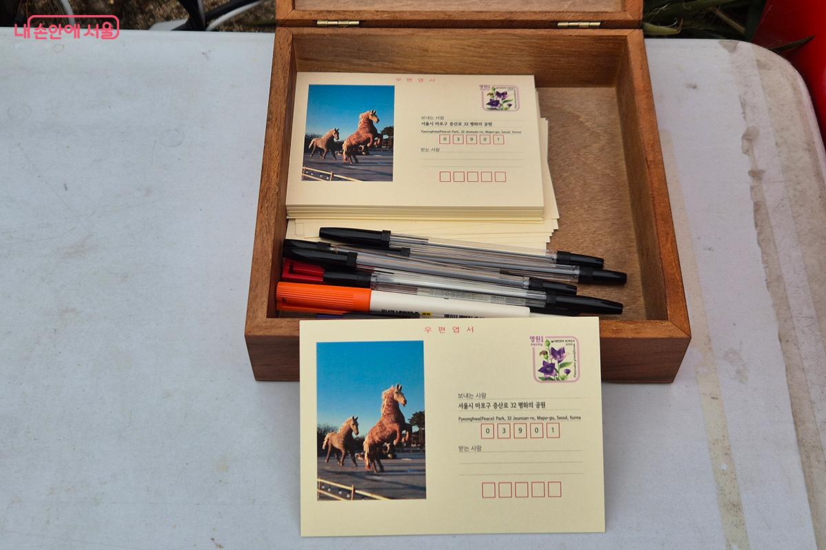 붉은 말 형제 사진이 그려진 엽서에 나만의 사연을 적어 1년 뒤의 나에게 전달한다.