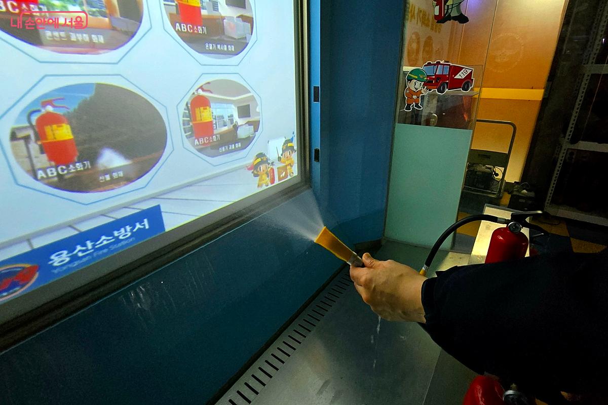 소화기로 물을 뿜어보고 있다. &copy;김윤경