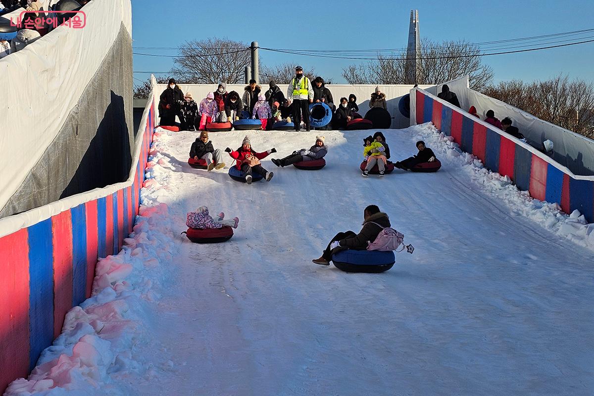 '뚝섬 소형썰매장'에서는 안전을 위해 보호자들이 아이들과 함께 눈썰매를 타고 내려온다. ©이혜숙