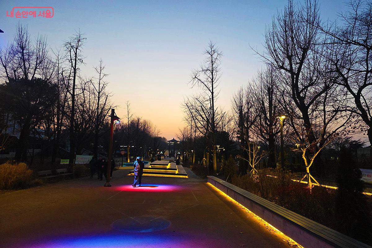 땅따먹기, 오징어놀이 등이 바닥에 그려진 서울어린이대공원역 길 &copy;이정민