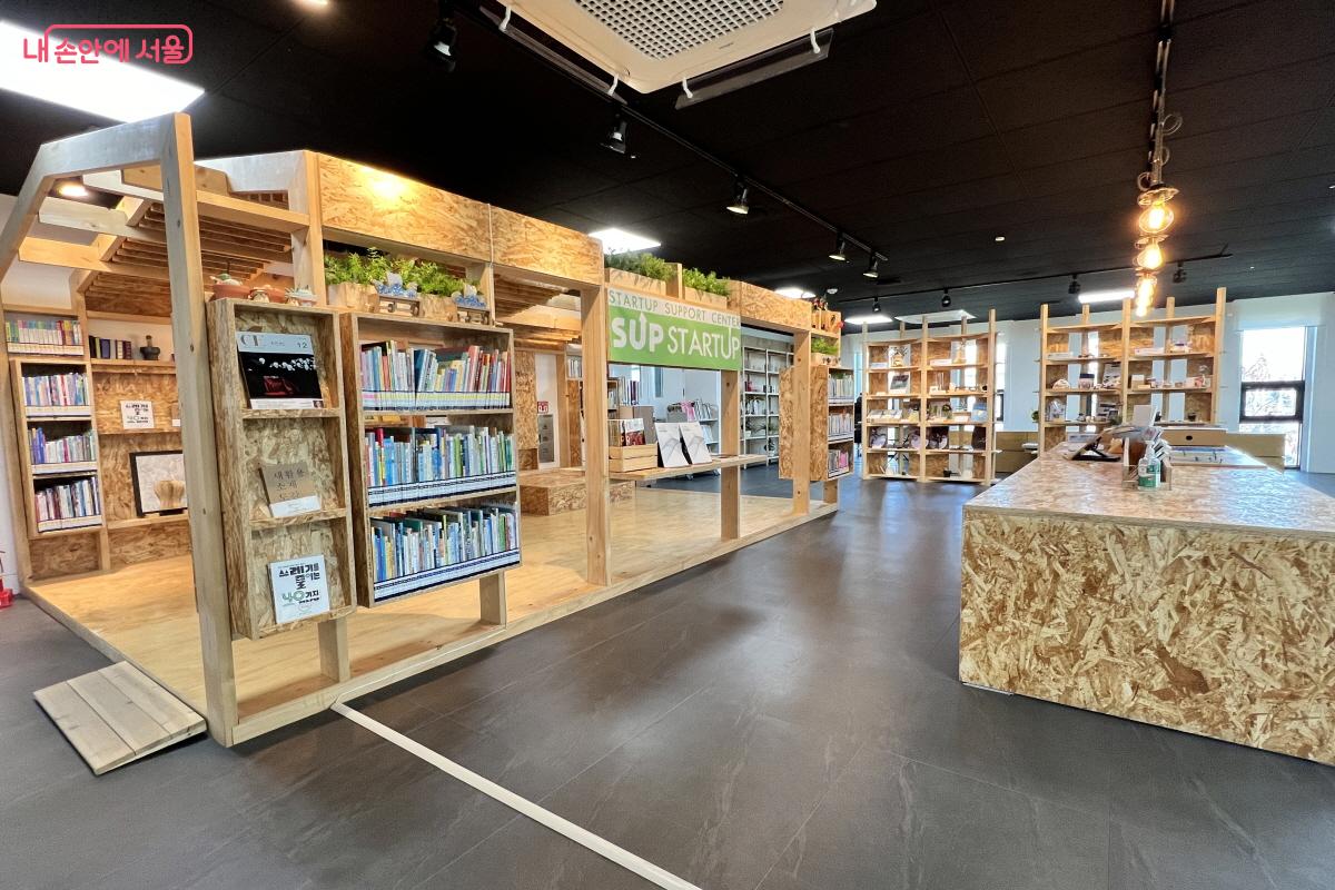 도서관. 대출은 불가하다. &copy;박지영