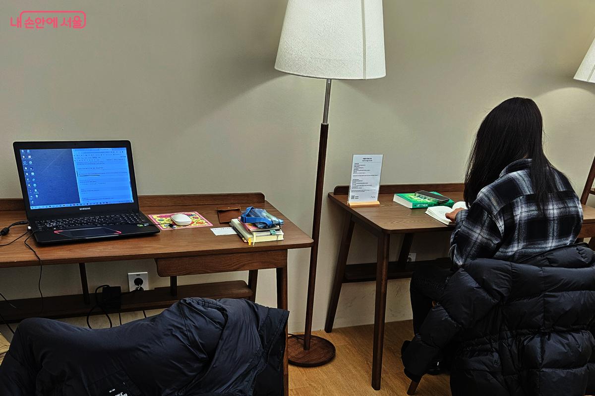 이 공간을 채우는 것은 가구보다 각자의 방식으로 흘러가는 체류의 시간이다. &copy;김현진