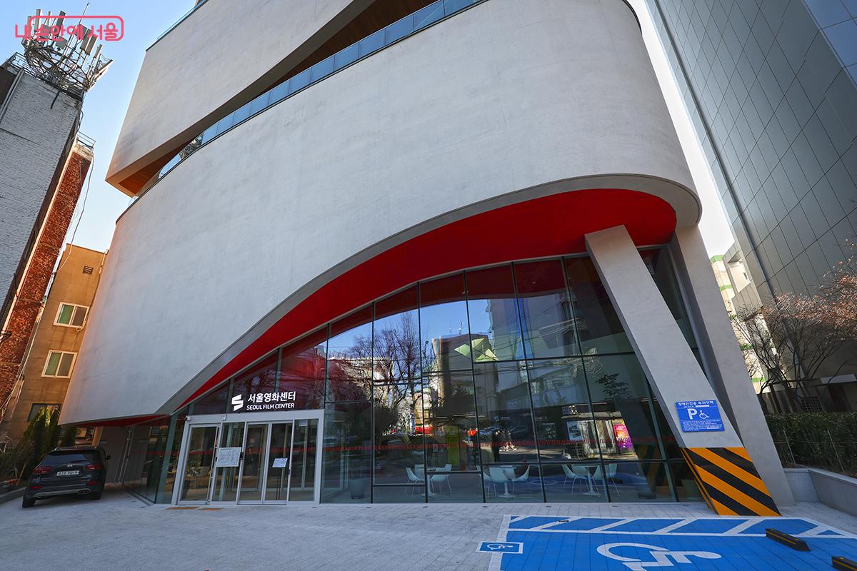 독특한 형태의 외관이 시선을 사로잡는다. &copy;김주연