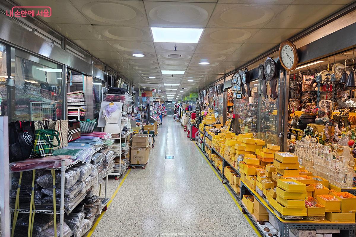 드라마 속 물건을 찾거나 거래 관련 촬영 장소로 사용되는 지하도상가 &copy;이정민