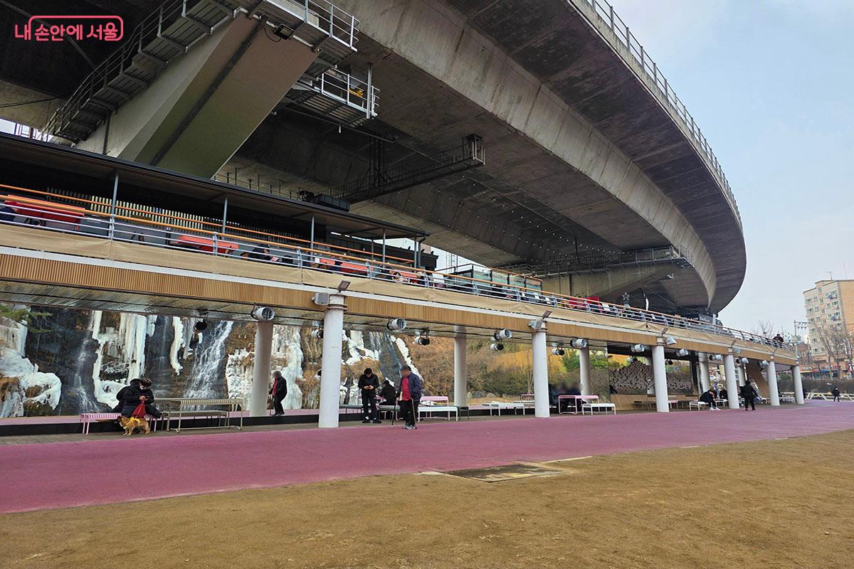 홍제폭포를 바라보며 머무는 거울 포토존 및 휴식 공간은 마음까지 평온하게 한다. &copy;이정민