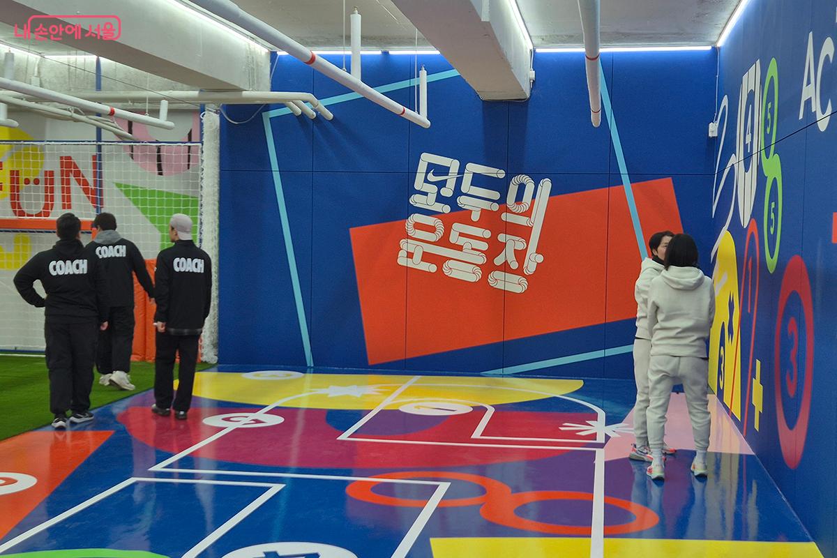 안전 요원들과 플레이 코치들이 아이들의 안전한 놀이를 위해 활동하고 있다. &copy;정향선