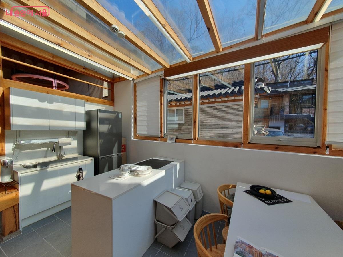 4호 공공한옥, 개방된 공간에 아트리움형 주방이 자리하고 있다. &copy;엄윤주