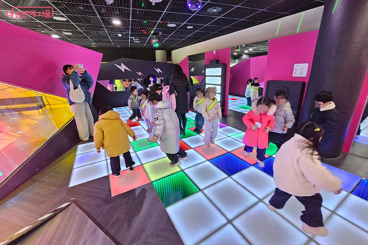 몸을 움직여 직접 에너지를 만들고 사용하는 경험을 통해 에너지의 소중함을 배운다. &copy;백승훈