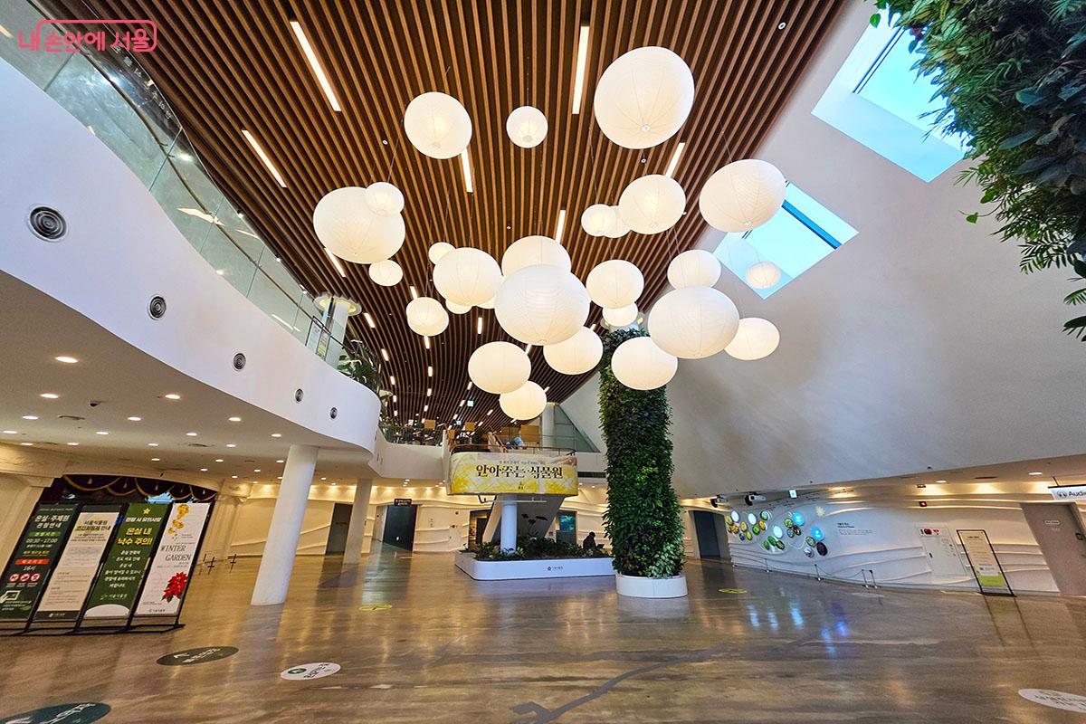 둥근 조형과 따뜻한 빛으로 이루어진 '빛의 정원' &copy;이정민