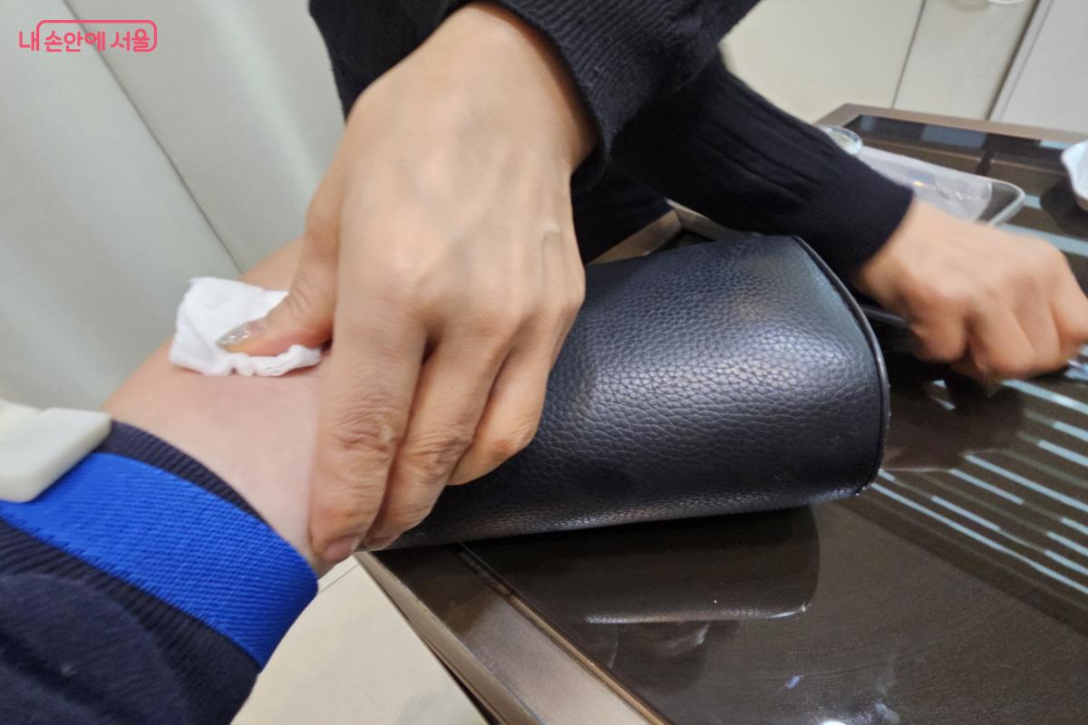 항목을 체크한 뒤 피 검사와 초음파 검사를 받았다. &copy;염지연