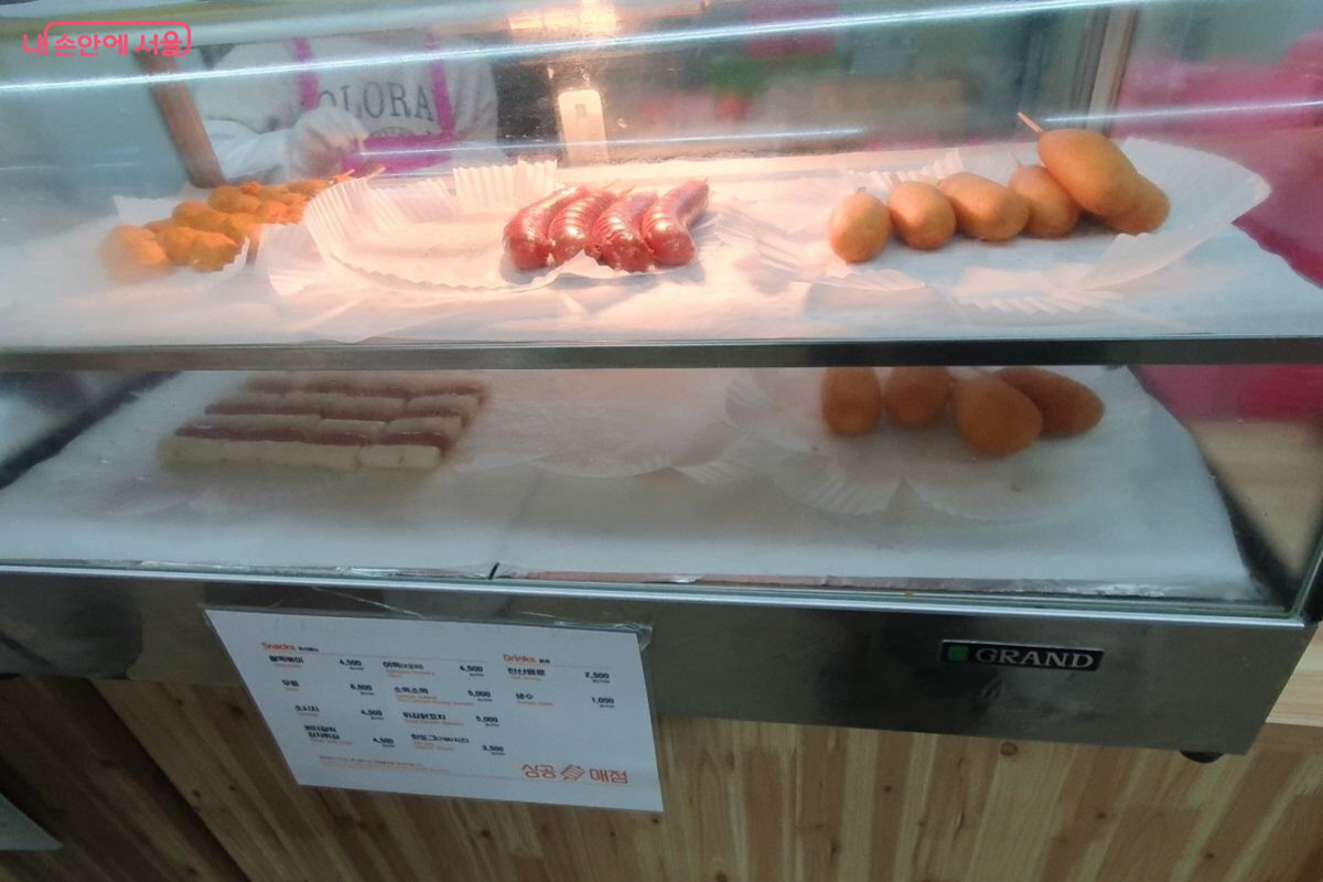 떡볶이, 소떡소떡, 핫도그 등의 맛있는 간식존 &copy;김병규 